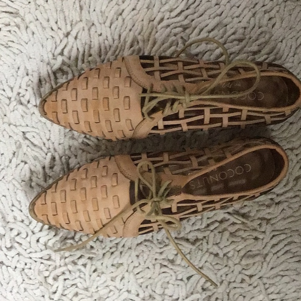 Unique Fly cut out nude oxfords
